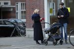 Amsterdam 30 november 2019
Eva Jinek met partner achter de kinderwagen.