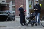 Amsterdam 30 november 2019
Eva Jinek met partner achter de kinderwagen.
