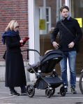 Amsterdam 30 november 2019
Eva Jinek met partner achter de kinderwagen.