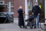 Amsterdam 30 november 2019
Eva Jinek met partner achter de kinderwagen.