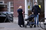Amsterdam 30 november 2019
Eva Jinek met partner achter de kinderwagen.