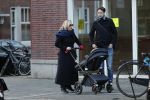 Amsterdam 30 november 2019
Eva Jinek met partner achter de kinderwagen.