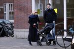 Amsterdam 30 november 2019
Eva Jinek met partner achter de kinderwagen.