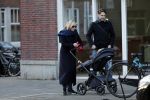 Amsterdam 30 november 2019
Eva Jinek met partner achter de kinderwagen.