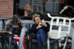 Amsterdam 30 november 2019
Fokke de Jong ( eigenaar Suit supply) met zijn dochter op terras