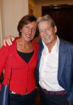 Amsterdam 25 november 2019
Boekpresentatie Victor Mids en Oscar Verpoort ( MINDFUCK) in het Amstel Hotel . Hans Kazan krijgt het eerste exemplaar. Hans met zijn vrouw Wendy