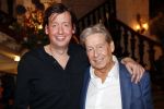 Amsterdam 25 november 2019
Boekpresentatie Victor Mids en Oscar Verpoort ( MINDFUCK) in het Amstel Hotel . Hans Kazan krijgt het eerste exemplaar. Hans met zoon Steven