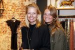 Beverwijk 23 november 2019
Opening winkel van Moise Trustfull in het centrum van Beverwijk.
Haar vader Orlando en moeder Quinty zijn natuurlijk aanwezig. Helen de Boer met dochter