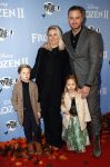 Amsterdam 16 november 2019
Premiere Frozen 2 in Tuschinski. Jim Bakkym met zijn vrouw Bettina Holwerda en hun kinderen