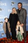 Amsterdam 16 november 2019
Premiere Frozen 2 in Tuschinski. Jim Bakkym met zijn vrouw Bettina Holwerda en hun kinderen