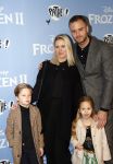 Amsterdam 16 november 2019
Premiere Frozen 2 in Tuschinski. Jim Bakkym met zijn vrouw Bettina Holwerda en hun kinderen