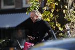 Amsterdam 22 november 2019
Jort Kelder bellen op straat in Amsterdam zuid.