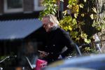 Amsterdam 22 november 2019
Jort Kelder bellen op straat in Amsterdam zuid.