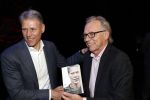 Amsterdam 2 december 2019
Boep presentatie Marco v Basten in de stadsschouwburg van Amsterdam. Jan Mulder reikt het eerste boek uit