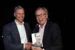 Amsterdam 2 december 2019
Boep presentatie Marco v Basten in de stadsschouwburg van Amsterdam. Jan Mulder reikt het eerste boek uit