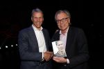 Amsterdam 2 december 2019
Boep presentatie Marco v Basten in de stadsschouwburg van Amsterdam. Jan Mulder reikt het eerste boek uit