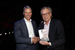 Amsterdam 2 december 2019
Boep presentatie Marco v Basten in de stadsschouwburg van Amsterdam. Jan Mulder reikt het eerste boek uit