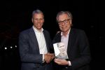Amsterdam 2 december 2019
Boep presentatie Marco v Basten in de stadsschouwburg van Amsterdam. Jan Mulder reikt het eerste boek uit