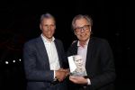 Amsterdam 2 december 2019
Boep presentatie Marco v Basten in de stadsschouwburg van Amsterdam. Jan Mulder reikt het eerste boek uit