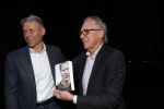 Amsterdam 2 december 2019
Boep presentatie Marco v Basten in de stadsschouwburg van Amsterdam. Jan Mulder reikt het eerste boek uit