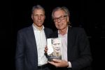 Amsterdam 2 december 2019
Boep presentatie Marco v Basten in de stadsschouwburg van Amsterdam. Jan Mulder reikt het eerste boek uit