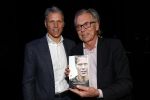 Amsterdam 2 december 2019
Boep presentatie Marco v Basten in de stadsschouwburg van Amsterdam. Jan Mulder reikt het eerste boek uit