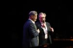 Amsterdam 2 december 2019
Boep presentatie Marco v Basten in de stadsschouwburg van Amsterdam. Jan Mulder reikt het eerste boek uit