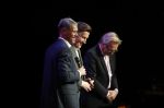 Amsterdam 2 december 2019
Boep presentatie Marco v Basten in de stadsschouwburg van Amsterdam. Jan Mulder reikt het eerste boek uit