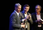 Amsterdam 2 december 2019
Boep presentatie Marco v Basten in de stadsschouwburg van Amsterdam. Jan Mulder reikt het eerste boek uit
