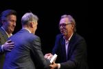 Amsterdam 2 december 2019
Boep presentatie Marco v Basten in de stadsschouwburg van Amsterdam. Jan Mulder reikt het eerste boek uit