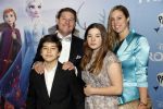 Amsterdam 16 november 2019
Premiere Frozen 2 in Tuschinski. martijn Krabbe met zijn vrouw Deborah en kinderen Achilles en Michelle