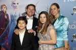 Amsterdam 16 november 2019
Premiere Frozen 2 in Tuschinski. martijn Krabbe met zijn vrouw Deborah en kinderen Achilles en Michelle