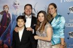Amsterdam 16 november 2019
Premiere Frozen 2 in Tuschinski. martijn Krabbe met zijn vrouw Deborah en kinderen Achilles en Michelle