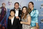 Amsterdam 16 november 2019
Premiere Frozen 2 in Tuschinski. martijn Krabbe met zijn vrouw Deborah en kinderen Achilles en Michelle