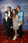 Amsterdam 16 november 2019
Premiere Frozen 2 in Tuschinski. martijn Krabbe met zijn vrouw Deborah en kinderen Achilles en Michelle