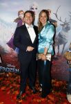 Amsterdam 16 november 2019
Premiere Frozen 2 in Tuschinski. martijn Krabbe met zijn vrouw Deborah en kinderen Achilles en Michelle
