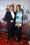 Amsterdam 16 november 2019
Premiere Frozen 2 in Tuschinski. martijn Krabbe met zijn vrouw Deborah en kinderen Achilles en Michelle