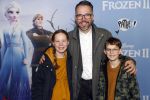 Amsterdam 16 november 2019
Premiere Frozen 2 in Tuschinski. Michiel Veenstra met zijn zoon en dochter