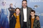 Amsterdam 16 november 2019
Premiere Frozen 2 in Tuschinski. Michiel Veenstra met zijn zoon en dochter