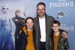 Amsterdam 16 november 2019
Premiere Frozen 2 in Tuschinski. Michiel Veenstra met zijn zoon en dochter