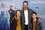 Amsterdam 16 november 2019
Premiere Frozen 2 in Tuschinski. Michiel Veenstra met zijn zoon en dochter