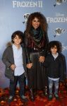 Amsterdam 16 november 2019
Premiere Frozen 2 in Tuschinski. Niama Amhali met haar zoons