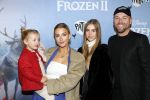 Amsterdam 16 november 2019
Premiere Frozen 2 in Tuschinski. Noor de Groot met partner Sander Kleinenberg en dochter Olivia en Bibi