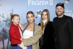 Amsterdam 16 november 2019
Premiere Frozen 2 in Tuschinski. Noor de Groot met partner Sander Kleinenberg en dochter Olivia en Bibi