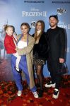 Amsterdam 16 november 2019
Premiere Frozen 2 in Tuschinski. Noor de Groot met partner Sander Kleinenberg en dochter Olivia en Bibi