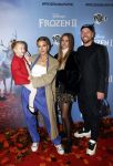 Amsterdam 16 november 2019
Premiere Frozen 2 in Tuschinski. Noor de Groot met partner Sander Kleinenberg en dochter Olivia en Bibi