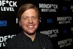 Amsterdam 25 november 2019
Boekpresentatie Victor Mids en Oscar Verpoort ( MINDFUCK) in het Amstel Hotel . Hans Kazan krijgt het eerdste exemplaar.