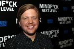 Amsterdam 25 november 2019
Boekpresentatie Victor Mids en Oscar Verpoort ( MINDFUCK) in het Amstel Hotel . Hans Kazan krijgt het eerdste exemplaar.