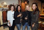 Beverwijk 23 november 2019
Opening winkel van Moise Trustfull in het centrum van Beverwijk.
Haar vader Orlando en moeder Quinty zijn natuurlijk aanwezig. Quinty met Helen de Boer en nog 2 nederlandse vriendinnen die in Atlanta wonen