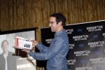 Amsterdam 25 november 2019
Boekpresentatie Victor Mids en Oscar Verpoort ( MINDFUCK) in het Amstel Hotel . Hans Kazan krijgt het eerdste exemplaar.